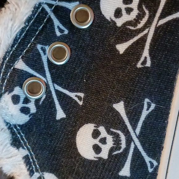 Skull & Crossbones Design Sneakers - Picture 9 of 16